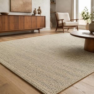 Tappeto in lana trapuntato a mano, con trama a riccioli spessi, colore verde salvia e crema, neutro, stile Japandi, arredamento minimalista per soggiorno.