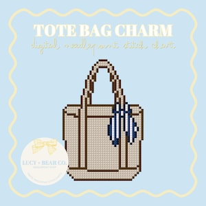 Puede incluir: Gráfico de puntada de aguja digital para un dije de bolso tote. La imagen presenta una ilustración pixelada de un bolso tote beige con asas marrones y un acento a rayas azules y blancas. El texto incluye "TOTE BAG CHARM" y "LUCY + BEAR CO."