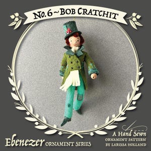Op de afbeelding: Een handgemaakt ornament van Bob Cratchit uit de Ebenezer Ornament-serie. De figuur draagt een groene jas, een turquoise broek en een hoge hoed. De tekst "No. 6 ~ BOB CRATCHIT" staat boven de figuur. Het ornament is met de hand genaaid.