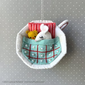 Not Even A Mouse PDF pattern, a hand sewn wool felt ornament image 3