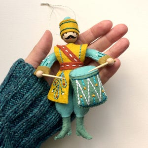 Drummer Drumming PDF pattern for a hand sewn wool felt ornament image 4