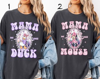 Camiseta Comfort Colors® Disneyland Minnie Daisy Coquette (Est. 2025), camiseta Disneyland Mama, camiseta Minnie Mom, camiseta para el Día de la Madre, regalo para mamá