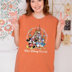 Camiseta retro de Walt Disneyworld de Comfort Colors®, camiseta de Mickey y sus amigos, camiseta vintage de Disneyworld, camiseta de viaje a Disney 2025, camiseta de viaje familiar a Disney imagen 10