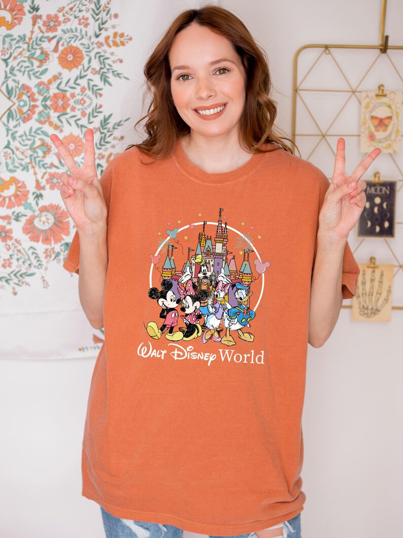 Camiseta retro de Walt Disneyworld de Comfort Colors®, camiseta de Mickey y sus amigos, camiseta vintage de Disneyworld, camiseta de viaje a Disney 2025, camiseta de viaje familiar a Disney imagen 10