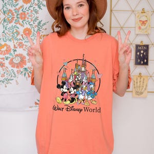 Camiseta retro de Walt Disneyworld de Comfort Colors®, camiseta de Mickey y sus amigos, camiseta vintage de Disneyworld, camiseta de viaje a Disney 2025, camiseta de viaje familiar a Disney imagen 11