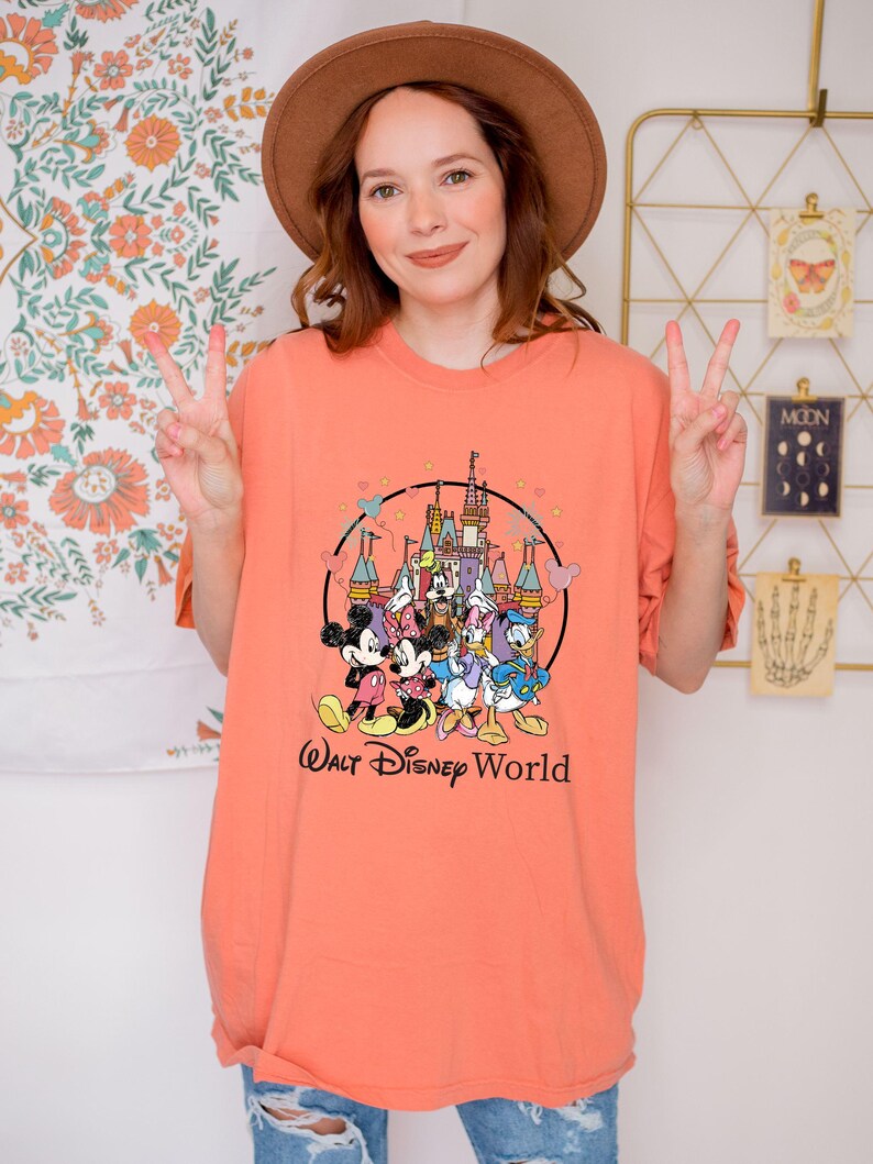 Camiseta retro de Walt Disneyworld de Comfort Colors®, camiseta de Mickey y sus amigos, camiseta vintage de Disneyworld, camiseta de viaje a Disney 2025, camiseta de viaje familiar a Disney imagen 11