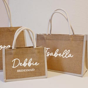 Personalisierte Brautjungfer Tragetasche, Benutzerdefinierte Jute Tasche Brautjungfer Geschenk mit Name, Mädchen Reise Geschenk Strandtasche, Junggesellinnenabschied Hochzeit Gefälligkeiten