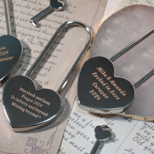 Gepersonaliseerde liefdeshangslot, zilveren hart liefdesslot, gegraveerd hangslot Parijs Amsterdam brug, jubileum huwelijksreiscadeau, verlovingsslot liefde