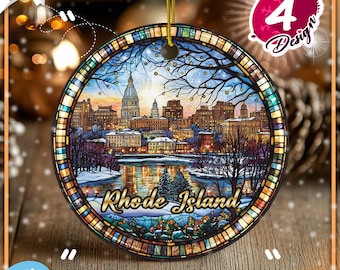 Könnte beinhalten: Ein rundes Keramikornament mit einer Illustration im Buntglasstil des Kapitols von Rhode Island bei Sonnenuntergang, mit verschneiter Landschaft, kahlen Bäumen und einem Teich. Der Text Rhode Island ist in Gold gedruckt.