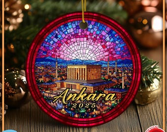 Op de afbeelding: Een rond keramisch ornament met een illustratie in glas-in-loodstijl van het Anitkabir-mausoleum in Ankara, Turkije. Het ontwerp bevat een levendige roze en blauwe lucht, de tekst Ankara 2025 en een gouden ophangkoord aan de bovenkant.