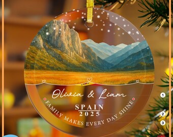 スペインのガラス製オーナメント、名前入り、年号入り、クリスマスオーナメント、スペイン旅行のお土産、休暇の記念品、山岳風景ギフト、2026年