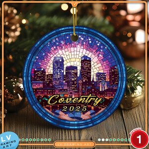 Könnte beinhalten: Runder Weihnachtsschmuck mit einem Buntglasdesign, das eine Stadtlandschaft mit dem Text "Coventry 2025" zeigt. Der Schmuck hat einen blauen Rand und eine goldene Schnur zum Aufhängen. Im Hintergrund Weihnachtsdekorationen.
