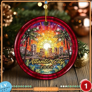 Puede incluir: Adorno navideño redondo y rojo con un diseño de vidriera de Atlantic City al atardecer, con palmeras y el texto "Atlantic City 2025". Tiene una cuerda dorada para colgar.