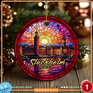 Puede incluir: Adorno navideño redondo y rojo con un diseño de vidriera colorida de Estocolmo, Suecia, con el texto "Estocolmo 2025". El adorno tiene un borde rojo y una cuerda dorada para colgar.