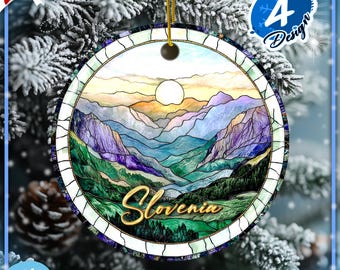Personalisierter Slowenien-Weihnachtsbaumschmuck, individuell gestaltete Jahresanfertigung, künstliches Buntglasmotiv der Julischen Alpen, Reiseandenken, Keramik-Berg-Erinnerungsstück