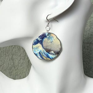 Orecchini Onda – Eleganza estiva ispirata alla Grande Onda di Hokusai, realizzati a mano con argilla e washi giapponesi in blu indaco