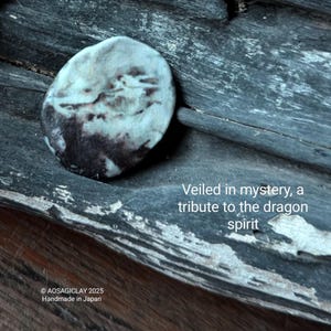 Ciondolo Drago Zen – Amuleto Giapponese Dipinto a Mano in Carta Washi e Argilla | Gioiello Spirituale Made in Japan