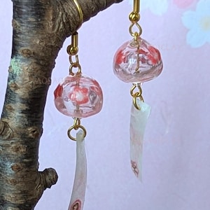 Orecchini Giapponesi con Campanella e Fiori di Prugno – Nome in Katakana, Onde Dorate su Washi, Regalo Estivo Zen, Fatto in Giappone