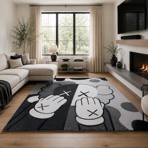 Pu&ograve; includere: Un tappeto rettangolare caratterizzato da una grande grafica di un personaggio stilizzato con due mani che coprono il volto. Il design utilizza una tavolozza monocromatica di nero, bianco e varie tonalit&agrave; di grigio, con simboli X per gli occhi.
