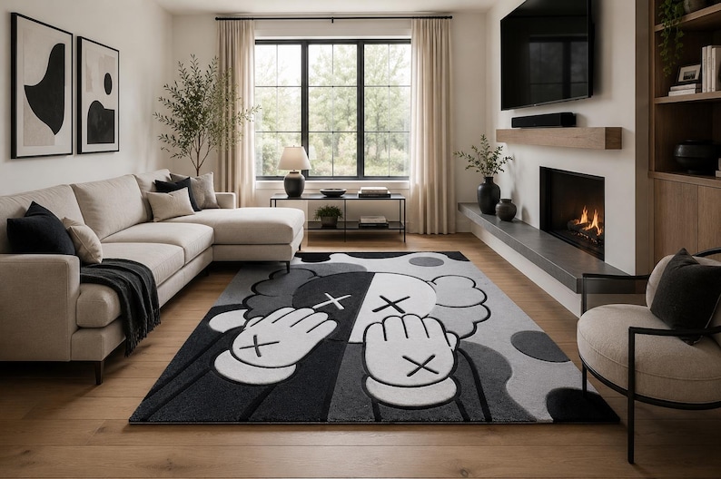 Pu&ograve; includere: Un tappeto rettangolare caratterizzato da una grande grafica di un personaggio stilizzato con due mani che coprono il volto. Il design utilizza una tavolozza monocromatica di nero, bianco e varie tonalit&agrave; di grigio, con simboli X per gli occhi.