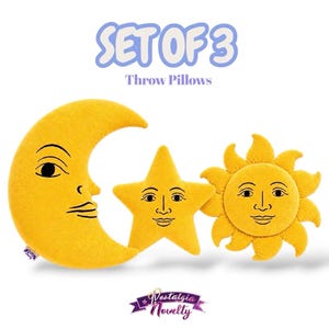 Peut inclure: Un ensemble de trois coussins décoratifs jaunes représentant un croissant de lune, une étoile à cinq branches et un soleil, chacun avec un visage noir imprimé. Le texte SET OF 3 Throw Pillows et le logo Nostalgia Novelty sont visibles.