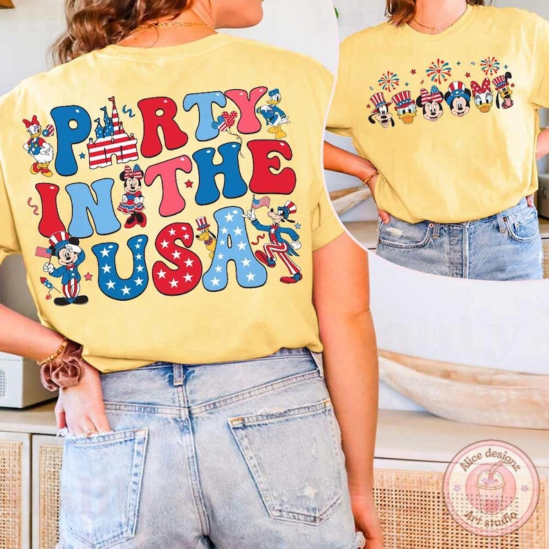 Peut inclure: T-shirt jaune avec l'inscription "PARTY IN THE USA" en rouge, bleu et rose, avec des personnages de dessins anim&eacute;s. Le t-shirt pr&eacute;sente &eacute;galement une rang&eacute;e de personnages de dessins anim&eacute;s avec des feux d'artifice.