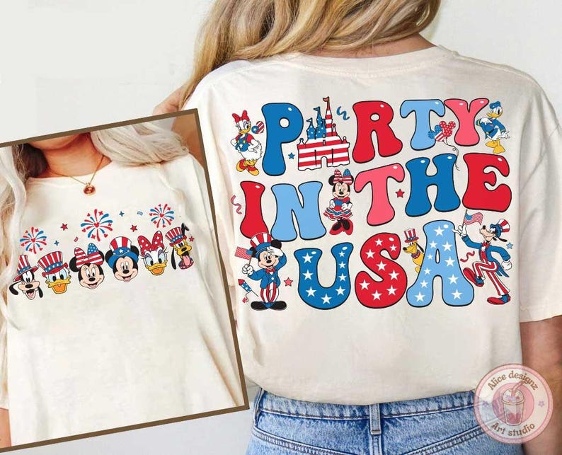 Peut inclure: T-shirt cr&egrave;me avec un motif patriotique portant l'inscription "Party in the USA". Le motif comprend des personnages de dessins anim&eacute;s comme Mickey Mouse, Minnie Mouse, Donald Duck et Dingo, ainsi que des feux d'artifice et le drapeau am&eacute;ricain.