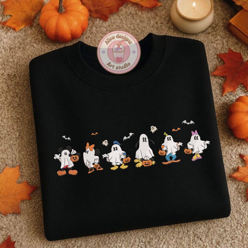 K&ouml;nnte beinhalten: Schwarzes Sweatshirt mit einem Halloween-Motiv, das Zeichentrickfiguren als Geister verkleidet zeigt, die K&uuml;rbisse halten. Das Design umfasst Flederm&auml;use und K&uuml;rbisse. Das Sweatshirt hat einen Rundhalsausschnitt und lange &Auml;rmel.