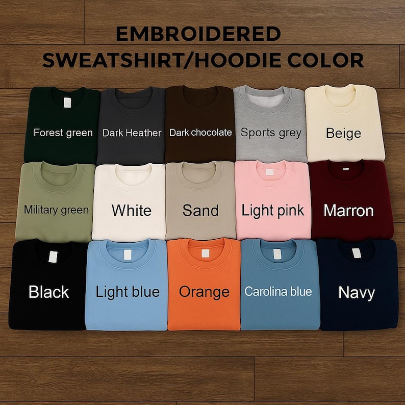 Op de afbeelding: Een display van sweatshirts en hoodies in diverse kleuren: bosgroen, donkergrijs, donkere chocolade, sportgrijs, beige, legergroen, wit, zand, lichtroze, kastanjebruin, zwart, lichtblauw, oranje, Carolina blauw en marineblauw. Tekst: "EMBROIDERED SWEATSHIRT/HOODIE COLOR".
