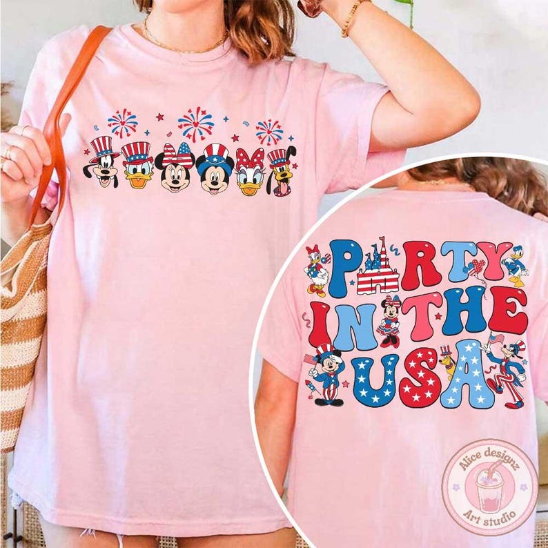 Peut inclure: T-shirt rose clair avec des personnages de dessins anim&eacute;s v&ecirc;tus de tenues patriotiques. L'avant pr&eacute;sente Mickey et Minnie Mouse, Donald et Daisy Duck, et Dingo. Le dos du t-shirt dit "Party in the USA".