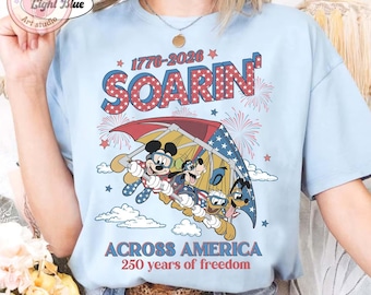 Camiseta "Soarin' across America" de Disney para celebrar el 250 aniversario de Estados Unidos, camiseta del Día de la Independencia de Disney, camiseta de Mickey y sus amigos del centro Epcot de Walt Disney World.
