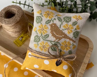 Patrón de punto de cruz de pájaro con flores para verano (PDF)