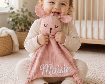 Copertina per neonato personalizzata, morbida copertina in mussola, con coniglietto ricamato con nome, regalo unisex per neonato, ideale per baby shower, giocattolo traspirante per la sicurezza del bambino.