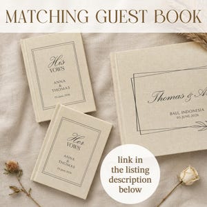 Op de afbeelding: Drie beige boeken met een stoffen kaft en zwarte tekst. Twee kleinere boeken zijn gelabeld His Vows en Her Vows met de namen Anna & Thomas en de datum 05. June. 2026. Het grotere boek toont Thomas & An, Bali, Indonesia, 05. June. 2026.