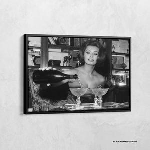 Plakat Sophia Loren Pijąca Martini, Czarno-biały, Wydruki Fotograficzne, Włoska Aktorka Sophia Loren, Dekoracja Ścienna Baru, Dekoracja Wózka Barowego