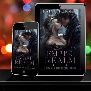 K&ouml;nnte beinhalten: Ein Smartphone und ein Tablet zeigen das Cover von "The Ember Realm" von Paige Turner. Das Buchcover zeigt eine romantische Illustration eines sich k&uuml;ssenden Paares, mit dem Titel in eleganter Schrift. Der Slogan lautet "Buch 1 in der Fated-Reihe."