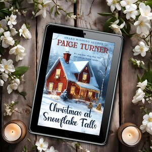 Puede incluir: Una portada de libro con una casa roja con nieve en el techo y un paisaje nevado en el fondo. El t&iacute;tulo del libro es "Christmas at Snowflake Falls" y la autora es Paige Turner.