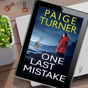 Puede incluir: Una tableta digital muestra la portada de "One Last Mistake" de Paige Turner. La portada presenta a una mujer con abrigo rojo, un barco en llamas y un cielo oscuro. La tableta est&aacute; sobre una superficie de madera.
