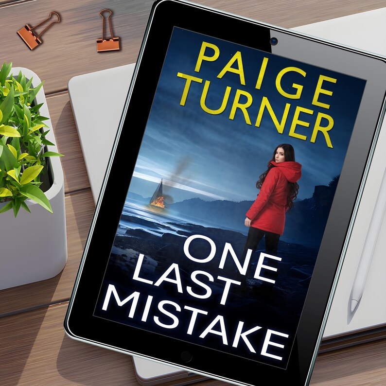 Puede incluir: Una tableta digital muestra la portada de "One Last Mistake" de Paige Turner. La portada presenta a una mujer con abrigo rojo, un barco en llamas y un cielo oscuro. La tableta est&aacute; sobre una superficie de madera.
