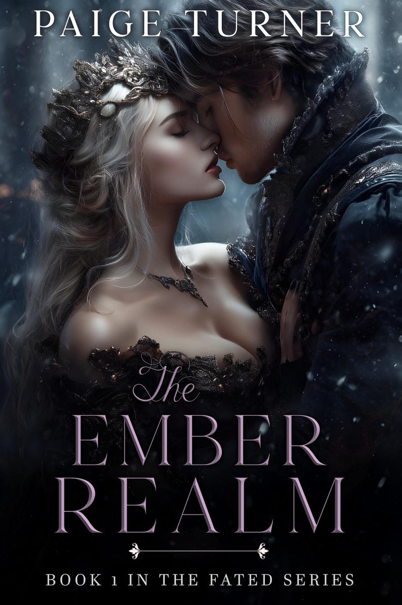 K&ouml;nnte beinhalten: Buchcover f&uuml;r "The Ember Realm" von Paige Turner. Das Bild zeigt ein sich umarmendes Paar, wobei die Frau einen geschm&uuml;ckten Kopfschmuck tr&auml;gt. Der Titel ist in gro&szlig;en, eleganten Buchstaben gehalten, mit "Book 1 in the Fated Series" unten.