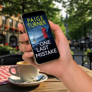 Puede incluir: Un tel&eacute;fono inteligente muestra la portada de "One Last Mistake" de Paige Turner. La portada presenta a una mujer con un abrigo rojo en una costa rocosa. Una taza de caf&eacute; est&aacute; sobre un platillo junto al tel&eacute;fono.