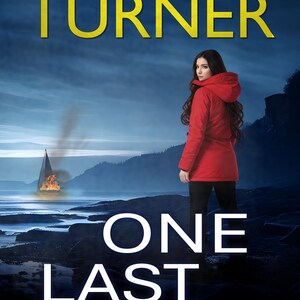 Puede incluir: Portada de libro con el t&iacute;tulo "ONE LAST MISTAKE" y la autora "PAIGE TURNER". Una persona con una chaqueta roja est&aacute; de pie en una orilla rocosa, con un barco en llamas al fondo. El cielo es azul oscuro.
