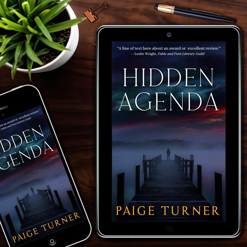 Puede incluir: Un smartphone y una tableta muestran la portada de "Hidden Agenda" de Paige Turner. La portada del libro presenta a una persona en un muelle de madera, con un fondo de cielo oscuro y brumoso. Una planta en maceta, un bol&iacute;grafo y un clip est&aacute;n sobre una superficie de madera.