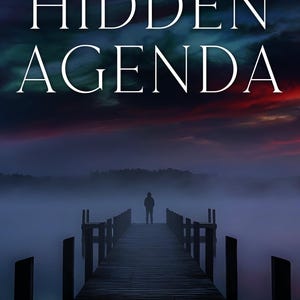 Puede incluir: Portada de libro con el t&iacute;tulo "HIDDEN AGENDA" en letras may&uacute;sculas blancas. Una figura solitaria se encuentra al final de un muelle de madera. El nombre del autor "PAIGE TURNER" est&aacute; en la parte inferior.
