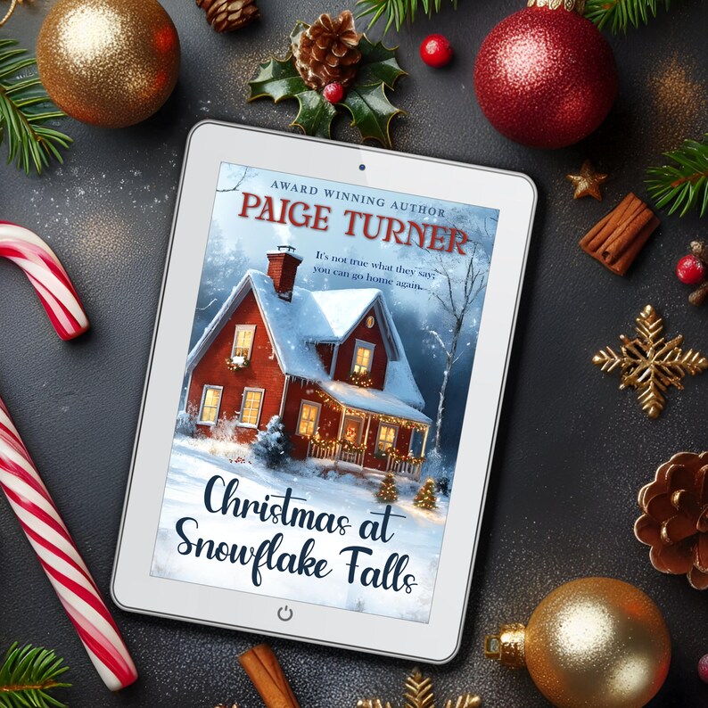 Puede incluir: Una tableta blanca que muestra la portada de un libro con una casa roja con nieve en el techo y el t&iacute;tulo "Christmas at Snowflake Falls" de Paige Turner. El texto de la portada dice "It's not true what they say, you can go home again."