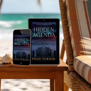 Puede incluir: Un smartphone y una tableta muestran la portada del libro "Hidden Agenda" de Paige Turner. La portada presenta a una persona en un muelle con un fondo brumoso. Los dispositivos est&aacute;n sobre una mesa de madera cerca de una playa.