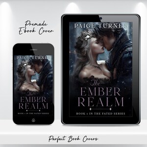 K&ouml;nnte beinhalten: Vorgefertigtes eBook-Cover-Design mit einem romantischen Paar, das sich k&uuml;sst, mit dem Titel "The Ember Realm" und dem Autorennamen "Paige Turner". Das Cover wird auf einem Smartphone und einem Tablet angezeigt, mit dem Text "Book 1 in the Fated Series."