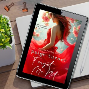 Puede incluir: Una portada de libro con fondo rojo que presenta a una mujer con un vestido rojo con un dise&ntilde;o floral. El t&iacute;tulo del libro es "Forget Me Not" de Paige Turner, una autora de bestsellers de USA Today.