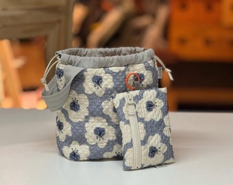 Sac à projet floral matelassé avec pochette à fermeture éclair | Sac à tricoter avec cordon de serrage | Fourre-tout de rangement au crochet | Organiseur d'artisanat rembourré doux