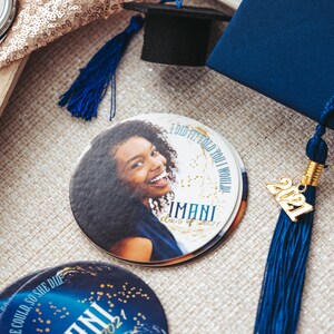 Puede incluir: Un favor de fiesta de graduación redondo, azul y dorado con una foto de una joven y el texto "¡Lo hice! ¡Te dije que lo haría!" e "Imani Clase de 2021".